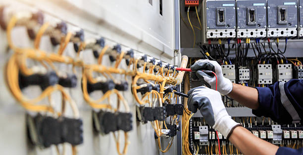 Professional Outlet Repair technician working in Plymouth County County, IA